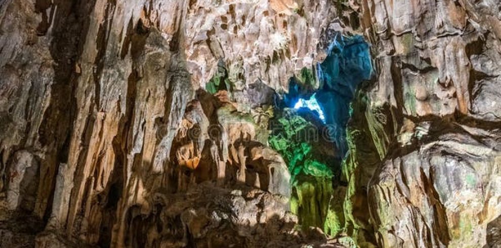 Dau Go Cave - Halong Bay - Quang Ninh - Vietnam